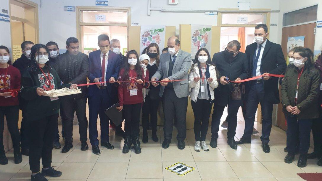 İlçemiz Süreyya Nihat Oral Ortaokulu'nun TÜBİTAK 4006 Bilim Fuarı Açılışı Yapıldı.