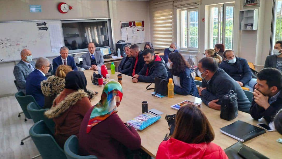 İlçemiz Şehit Fatih Yeniay Anadolu Lisesi Ziyaret Edilerek Öğretmenlerimizle Bir Araya Gelinildi. 