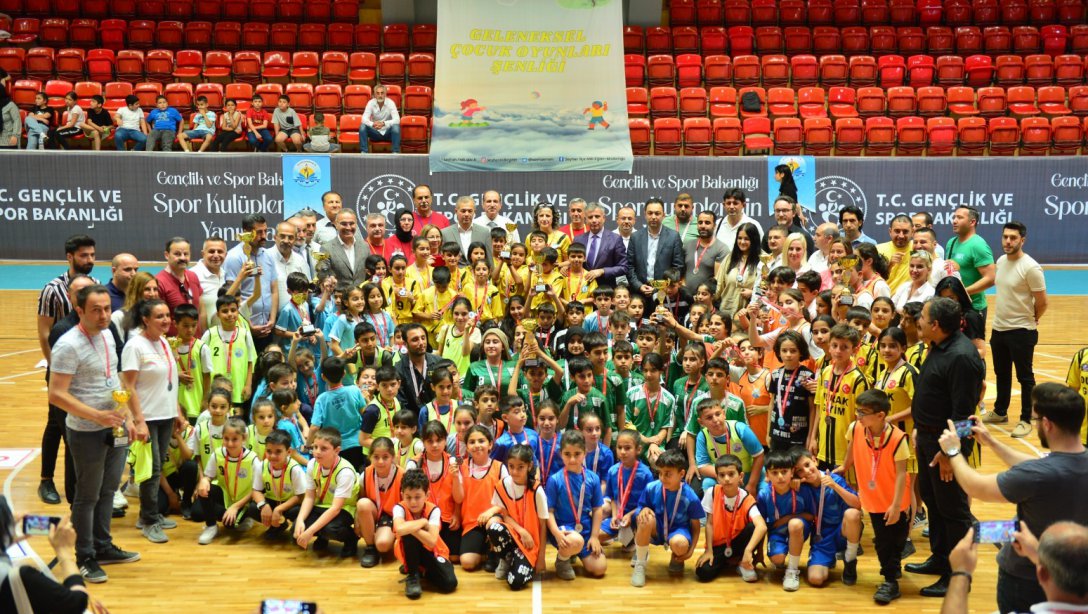 Geleneksel Çocuk Oyunları Şenliği, Final Müsabakalarının Ardından Yapılan Ödül Töreninde Dereceye Giren Öğrencilerimizin Madalya ve Kupaları Takdim Edilmiştir