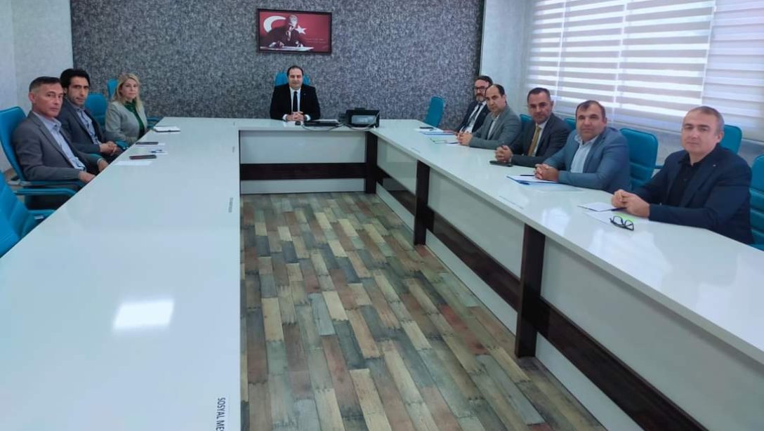  İlçe Millî Eğitim Müdürümüz Murat ÇELİK tarafından Şube Müdürlerimiz ile birlikte değerlendirme toplantısı gerçekleştirildi.  