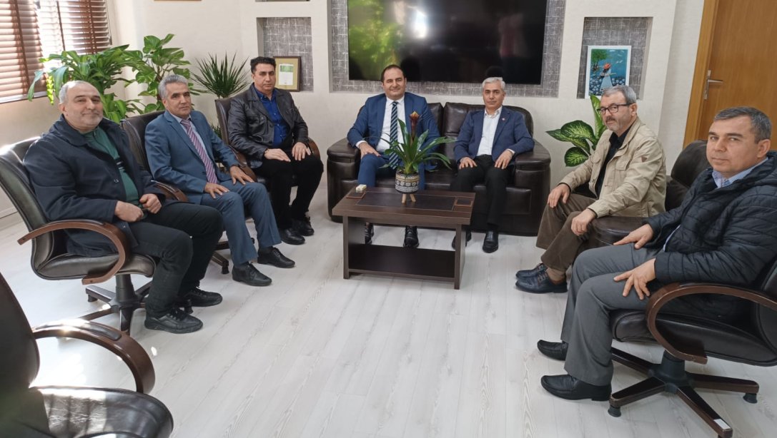 Adana Şuurlu Öğretmenler Derneği Başkanı Hüseyin TAN ve Dernek üyeleri İlçe Milli Eğitim Müdürümüz  Sayın Murat ÇELİK' e ziyarette bulundular.