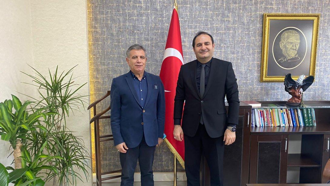  Ankara İl Milli Eğitim Müdürümüz Sayın Yaşar KOÇAK,  İlçe Milli Eğitim Müdürümüz Sayın Murat ÇELİK' i ziyaret etti.   Nazik ziyaretleri için sayın müdürümüze teşekkür ederiz. 
