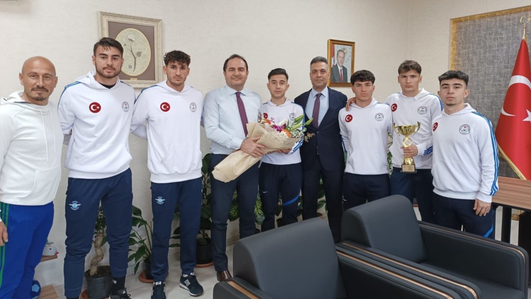 Futsal Genç A İl 1.si olan Şehit Ali Bezik Anadolu Lisesi öğrencilerimiz, Okul Müdürü Ozan KUNT ve Beden Eğitimi Öğretmeni Fatih ÖZKAN ile birlikte İlçe Milli Eğitim Müdürümüz Sayın Murat ÇELİK'i ziyaret ettiler.