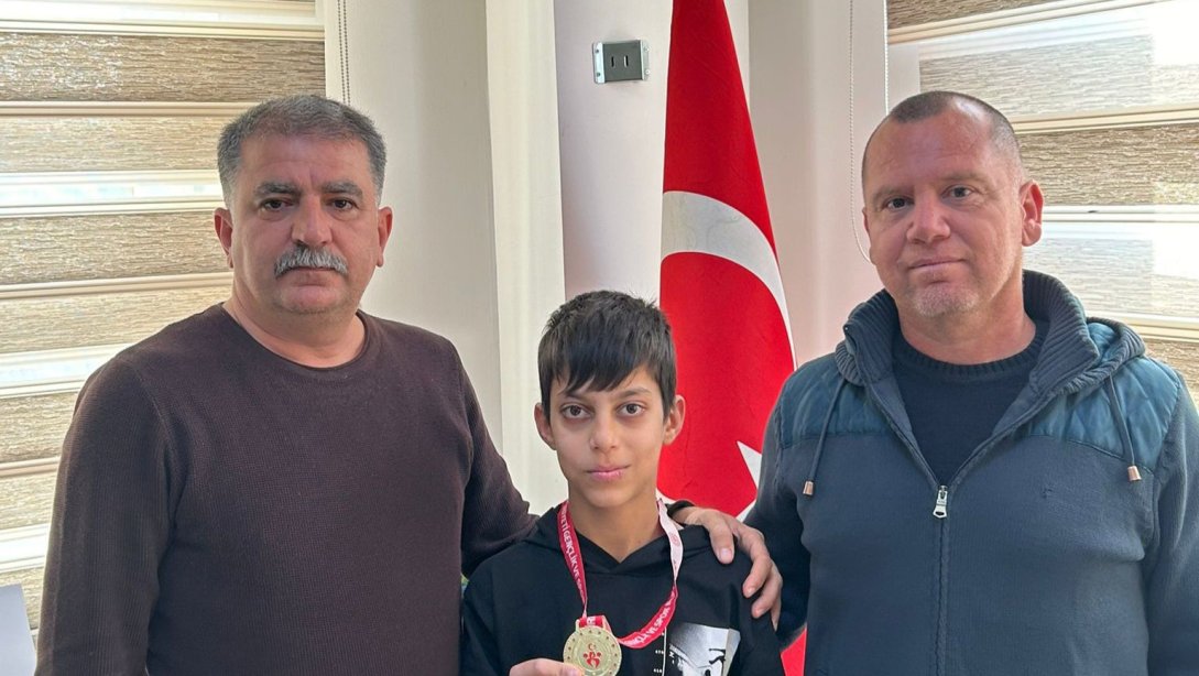 Saniye Özaltın Ortaokulu  8 B sınıfı öğrencimiz Samet EVRENSEL, Ankara'da yapılan Türkiye Kickbox yarışmasında Türkiye 1. Olmuştur.  Öğrencimizi tebrik eder başarılarının devamını dileriz.