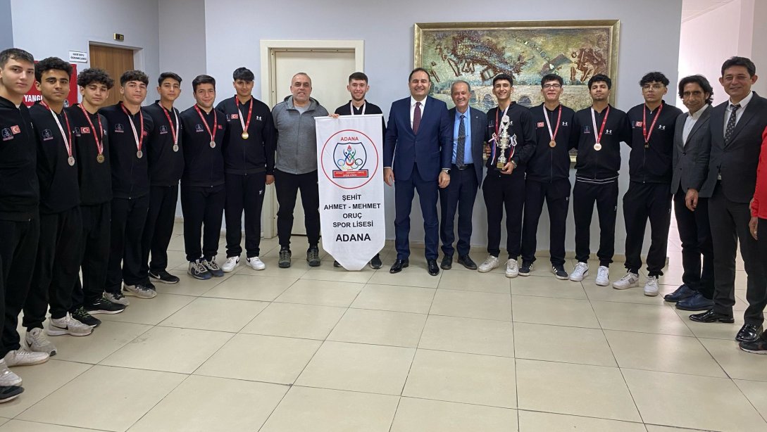 Hentbol şampiyonasında Türkiye 2.si olan Şehit Ahmet Mehmet Oruç Spor Lisesi öğrencilerimiz İlçe Milli Eğitim Müdürümüz Sayın Murat ÇELİK'i ziyaret ettiler.  Öğrencilerimizi ve öğretmenlerimizi tebrik ederiz.