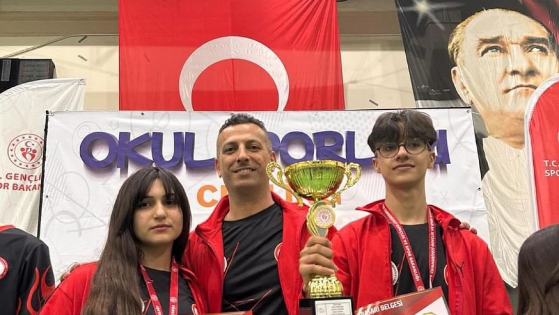 Gülbahçesi Mesleki ve Teknik Anadolu Lisesi  Floor curling Türkiye finallerinde Karma takımda 1. oldular.    Öğrencilerimiz Kübra İNAL ve Muharrem ERTAŞ, Beden eğitimi öğretmenimiz Cahit GENÇ'i tebrik ederiz.
