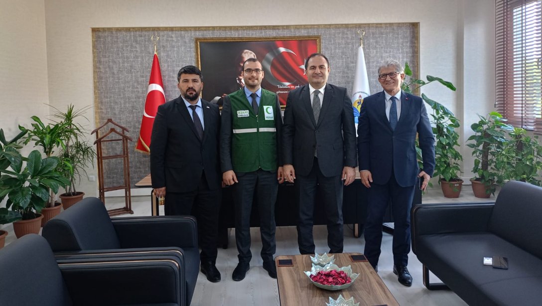 Yeşilay Adana Şube Başkanı Sayın Yunus Emre YILDIRIM ve kıymetli yönetim ekibi ; İlçe Milli Eğitim Müdürümüz Sayın Murat ÇELİK'i ziyaret etti.