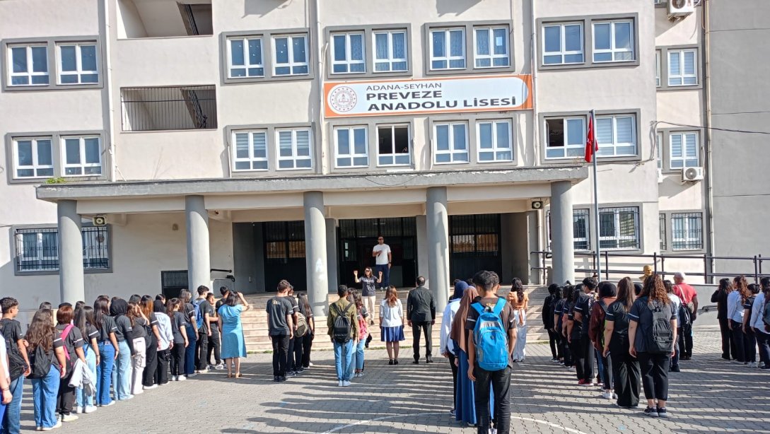 İlçe Milli Eğitim Müdürümüz Sayın Murat ÇELİK,   İstiklal Marşımızı Preveze Anadolu Lisesi'nde milli birlik ve beraberlik duygularıyla dolu öğrenci ve öğretmenlerimizle birlikte gururla seslendirdi.