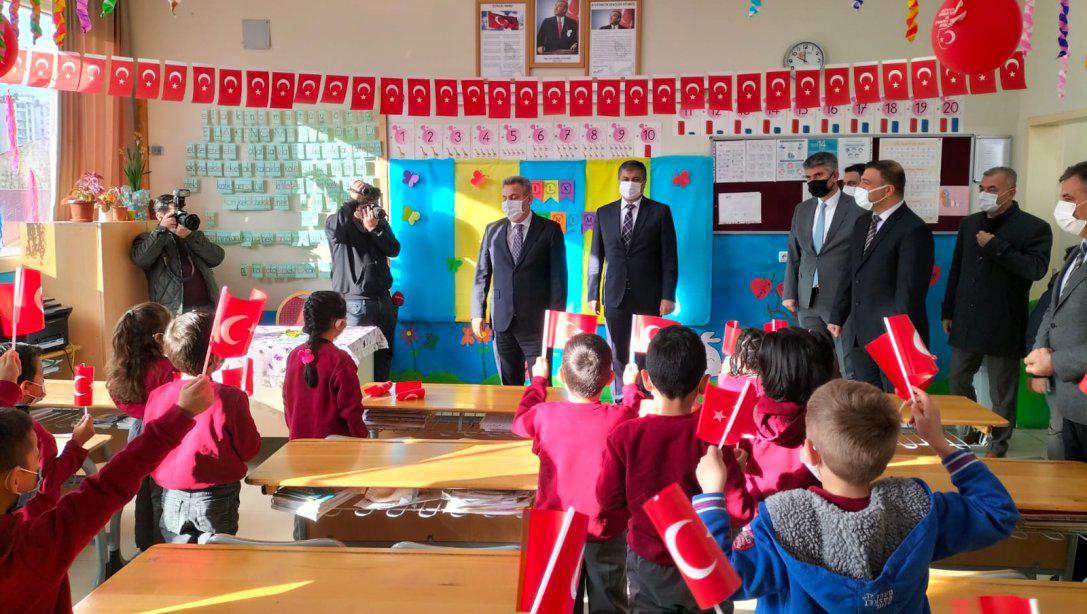 2021-2022 Eğitim-Öğretim Yılı 1. dönemin sona ermesi sebebiyle ilçemiz Manas İlkokulunda karne töreni düzenlendi.