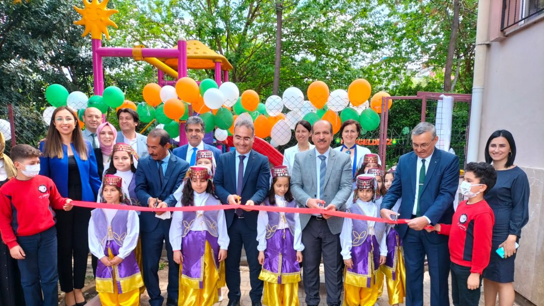 İlçemiz Atatürk İlkokulu'nda kütüphane ve oyun parkının açılışı yapıldı.