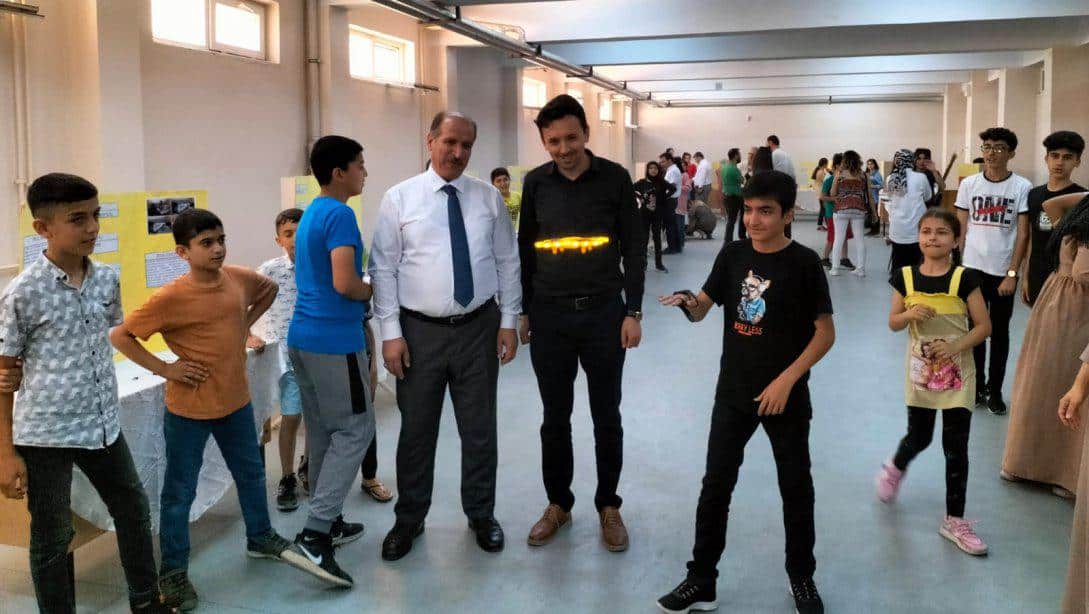 İlçe Milli Eğitim Müdürümüz İzzettin AYDIN Bediüzzaman Said Nursi İmam Hatip Ortaokulu'nda Tübitak 4006 bilim fuarını ziyaret etti.