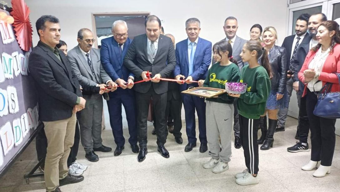 İlçe Milli Eğitim Müdürümüz Murat ÇELİK ve Şube Müdürümüz Bayram Ali YILDIRIM ilçemiz Osmangazi Ortaokulunun TÜBİTAK 4006 Bilim Fuarının açılışına katıldılar.