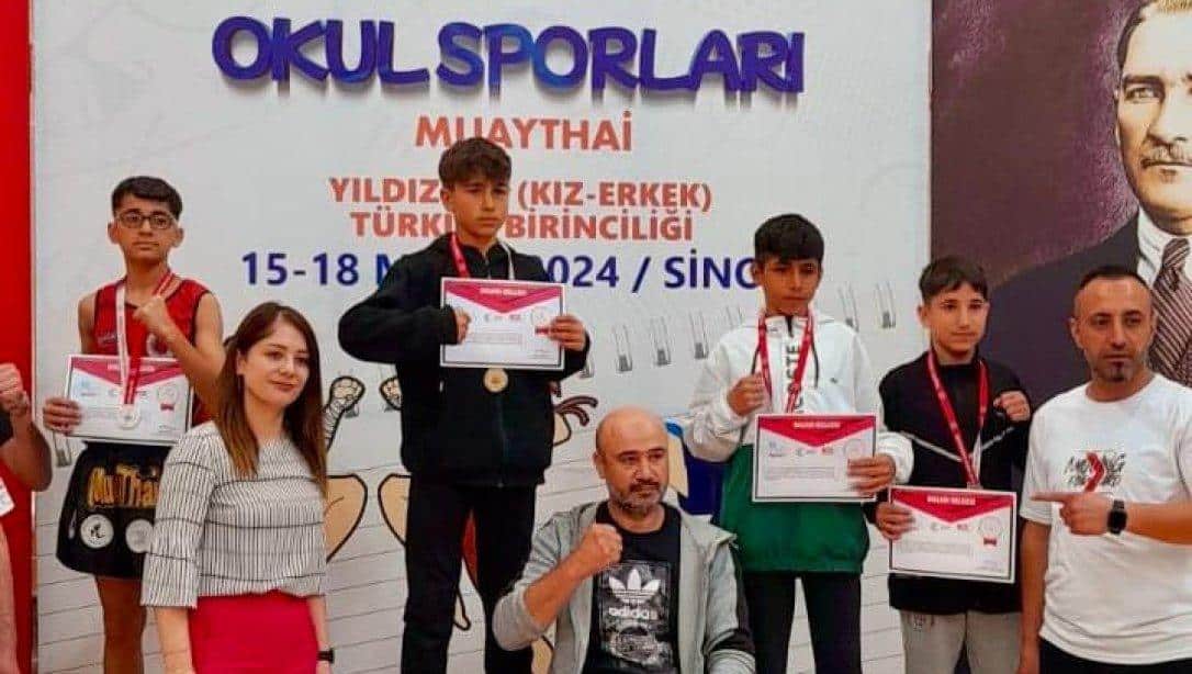 OKUL SPORLARI MUAYTHAI YILDIZLAR TÜRKİYE ŞAMPİYONASINDA ; Şehit Hacı Ahmet Öztürk İmam Hatip Ortaokulundan 1. ve 3. olan öğrencilerimizi tebrik eder, başarılarının devamını dileriz.