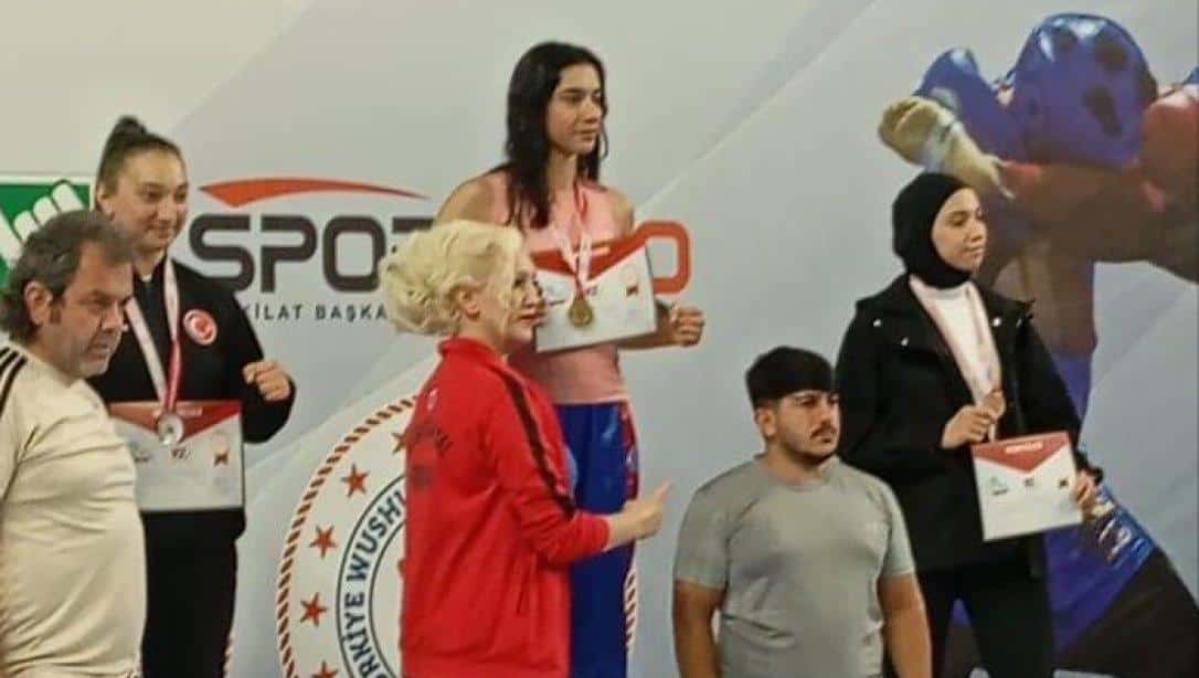 Gülbahçesi Kız Anadolu Lisesi öğrencimiz Melek PARILTI  Wushu kung-fu(sanda) dalında Türkiye 1.si olmuştur.