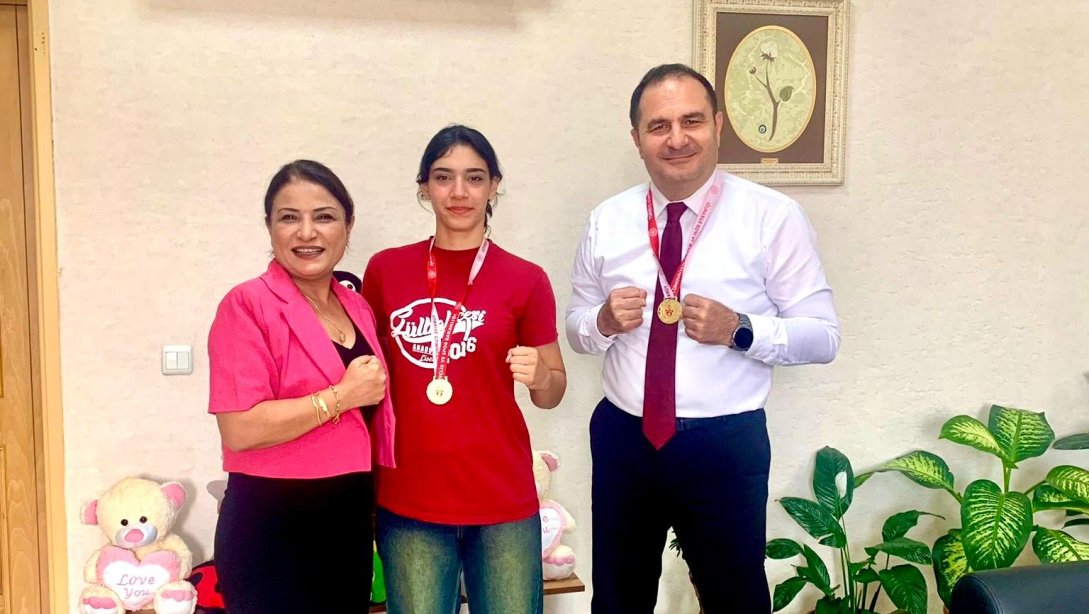  İlçe Milli Eğitim Müdürümüz Sayın Murat ÇELİK ;   Wushu kung-fu(sanda) dalında Türkiye 1.si olan Gülbahçesi Kız Anadolu Lisesi öğrencimiz Melek PARILTI  ve okul müdiresini makamında ağırladı.