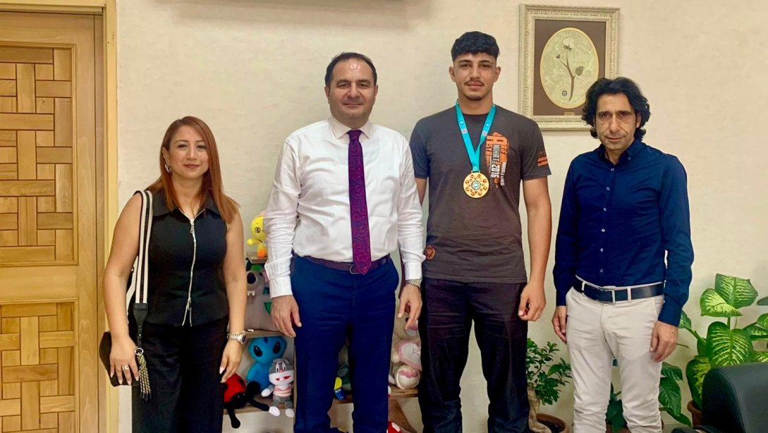 İlçe Milli Eğitim Müdürümüz Sayın Murat ÇELİK;  Kick box Dünya Kupasını kazanan ve Muay Thai'de Türkiye 1.si olan Arif Nihat Asya Anadolu Lisesi öğrencisi Eray BALCI'ya;  Eylül ayında katılacağı Tayland Dünya Şampiyonası'nda başarılar diledi.