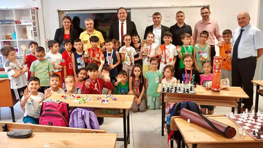İlçe Milli Eğitim Müdürümüz Sayın Murat ÇELİK;  Şehit Murat Savaş Kale İlkokulu'nu ziyaret ederek başarılı çalışmaları için öğrenci, öğretmen ve idarecilerimize teşekkür etti.