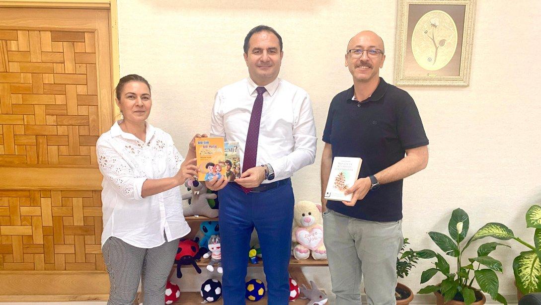 Dosteller Ortaokulu'nda görev yapan  öğretmen ve yazar Menzile OCAK ; İlçe Milli Eğitim Müdürümüz Sayın Murat ÇELİK'i ziyaret ederek yazmış olduğu kitapları kendisine takdim etti.