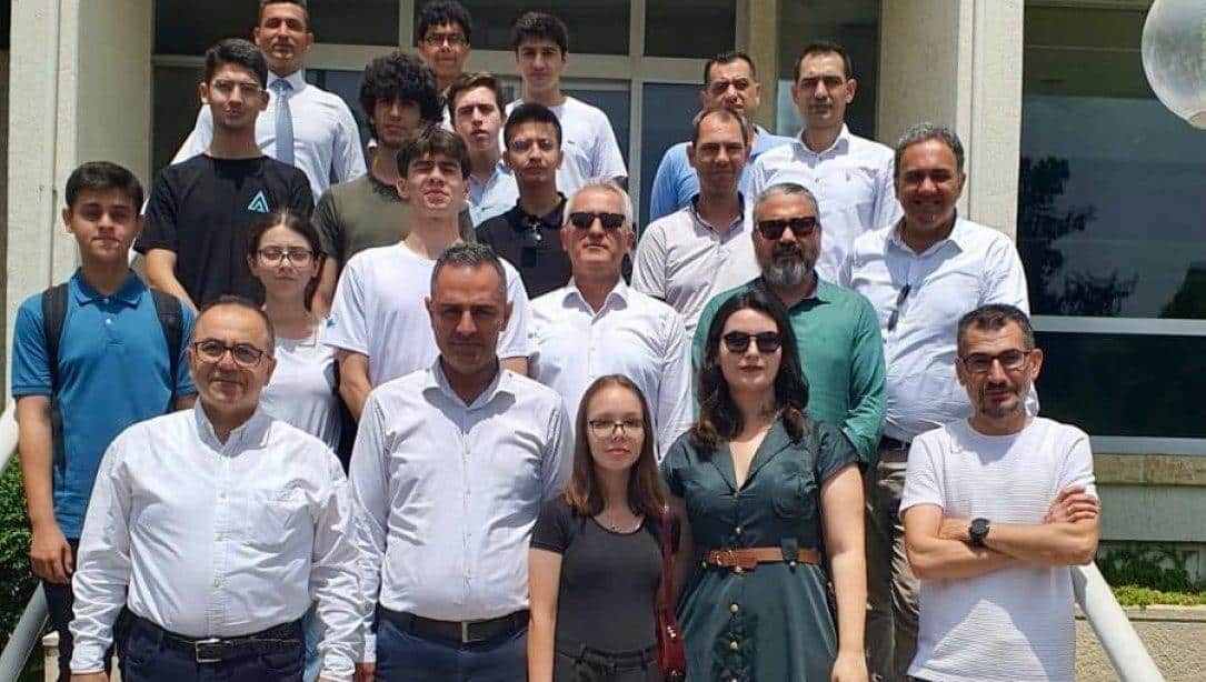 Adana Fen Lisesi ve Danişment Gazi Anadolu Lisesi'nde uluslararası projeler üreten öğrencilerimiz SASA Polyester Sanayi A.Ş. firmasını ziyaret ettiler.