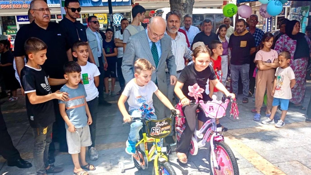 İlçe Milli Eğitim Müdürümüz Sayın Murat ÇELİK;  Valimiz Sn. Yavuz Selim KÖŞGER'in katılımıyla düzenlenen İHH Adana İl Başkanlığı ve AFAD Adana İl Müdürlüğünce organize edilen 'Yetim Çocuklarımıza Karne Hediyelerinin Teslimi Programı'na katıldı.