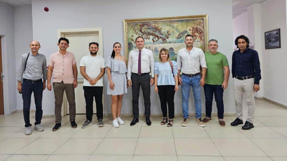 Eğitim-İş Sendikası Adana 1 No'lu Yeni Şube Başkanı Hatice HAZAR ve yeni yönetimi İlçe Milli Eğitim Müdürümüz Sayın Murat ÇELİK'i ziyaret ettiler.   Nazik ziyaretleri için teşekkür ederiz.