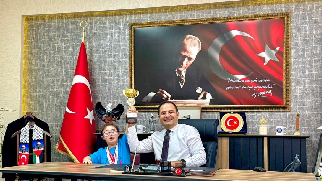 Türkiye Özel Sporcular Federasyonu'nun düzenlediği Bocce turnuvasında Türkiye 2.si olan   Şehitlik İlkokulu Özel Eğitim Öğrencisi Mehmet Miran ALTIN'ı İlçe Müdürümüz Sayın Murat ÇELİK makamında kabul ederek başarılarından dolayı tebrik etti.