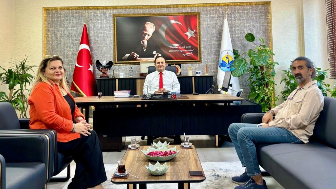 Şehit Mehmet Fatih Ongun Ortaokulu Matematik Öğretmeni, aynı zamanda Soru bankası kitabı yazarı olan Demet TAPTIK öğretmenimiz İlçe Müdürümüz Sayın Murat ÇELİK'i makamında ziyaret etti.
