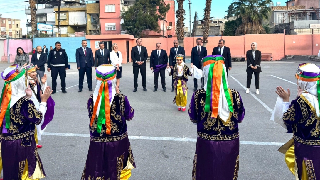 Turgut Reis İlkokulu'nda Karne Sevinci!    Kaymakamımız Sayın Ekrem İNCİ ve İlçe Milli Eğitim Müdürümüz Sayın Murat ÇELİK, Turgut Reis İlkokulu'nda öğrencilerimizin ve öğretmenlerimizin karne sevincine ortak oldular.