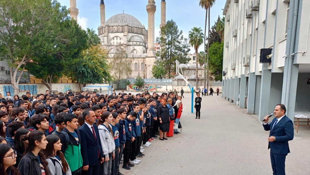İlçe Milli Eğitim Müdürümüz Sayın Murat ÇELİK, bağımsızlık ve vatan sevgisinin en güçlü ifadesi olan İstiklal Marşımızı, Abdulkadir Paksoy Anadolu Lisesi'nde okuyarak kıymetli idarecilerimiz, öğretmenlerimiz ve öğrencilerimizle buluştu. 