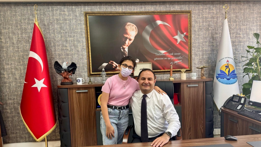 Evde eğitim kapsamında öğrenimini sürdüren Taşkent Ortaokulu öğrencimiz kıymetli Diclenur ve ailesi, İlçe Milli Eğitim Müdürümüz Sayın Murat ÇELİK'i makamında ziyaret ettiler.