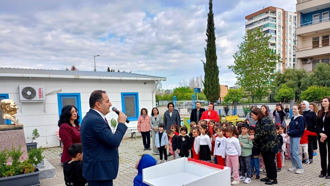 Her Pazartesi Bir Okulda İstiklal Marşı Okuyoruz